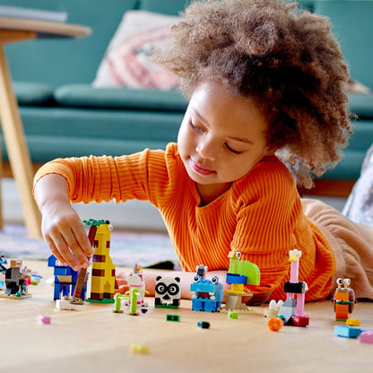 LEGO Classic Bricks and Animals 11011 Creative Toy That Builds into 10 Amazing Animal Figures (1,500 Pieces)