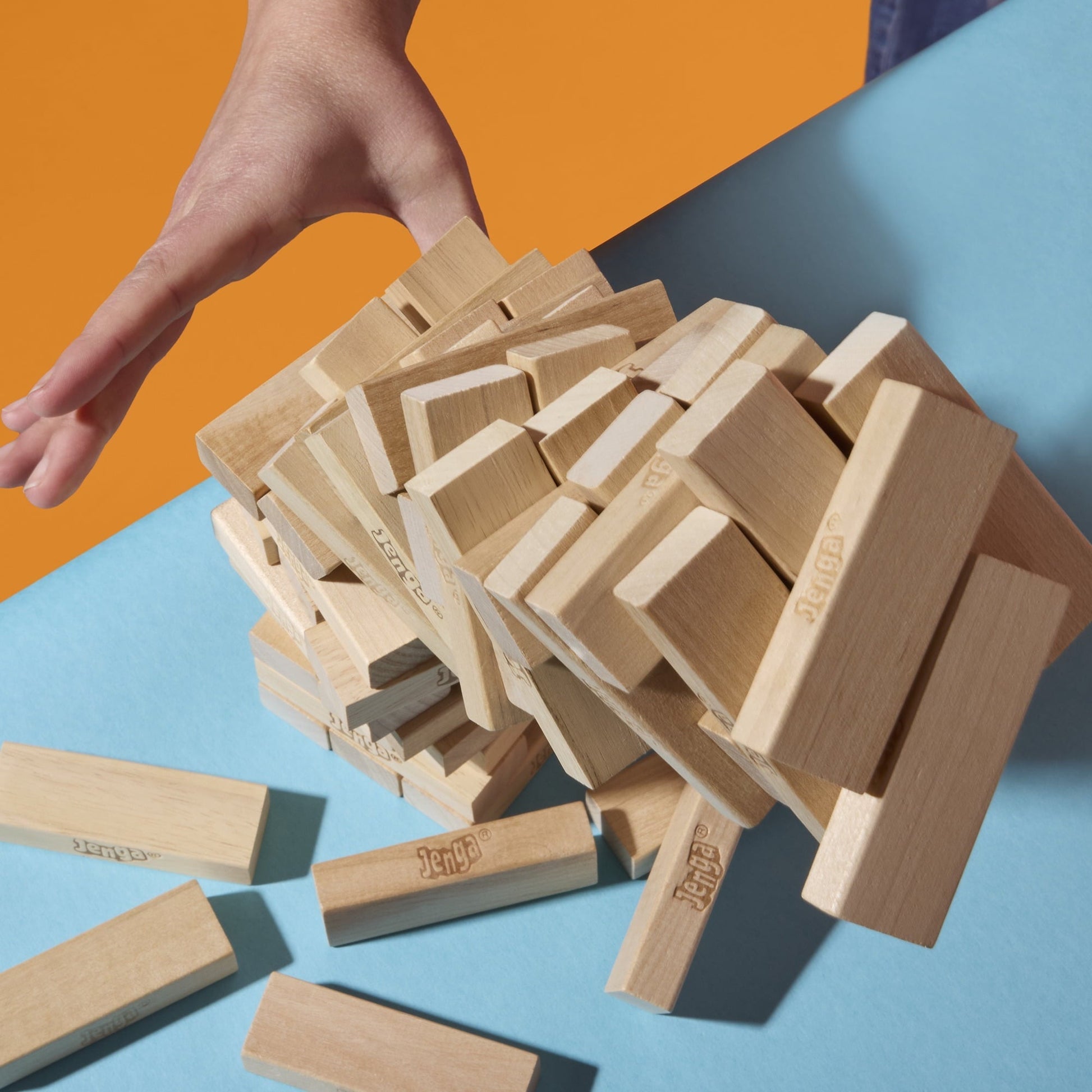 Official Hasbro Games Jenga Game with Digital Die, Wood Block Party Game, Family Games, Holiday Gifts for Kids, 6 and Up
